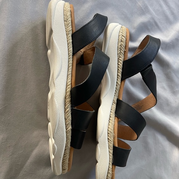 Cordon Como Sandals, Black, size 9 - Picture 2 of 4